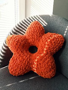 Úžitkový textil - Háčkovaný fluffy vankúš - jarné kvietky (Oranžová) - 16482971_
