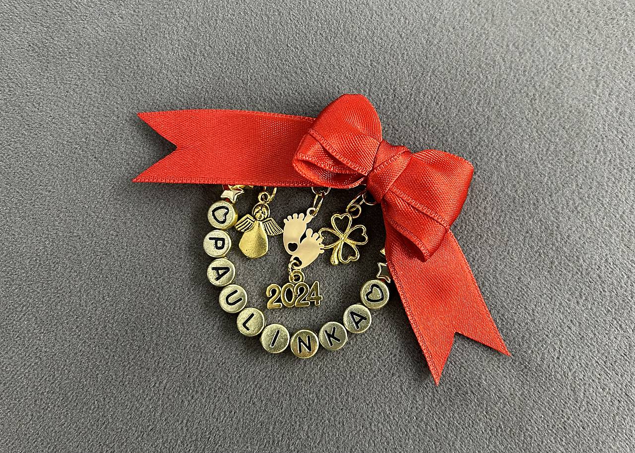 Mašlička proti urieknutiu na kočík/vajíčko s anjelikom, štvorlístkom, nožičkami, rokom a menom