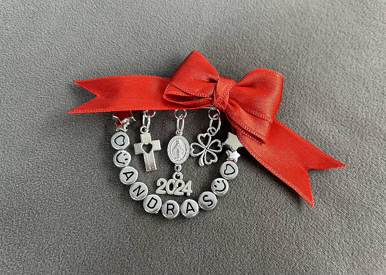 Mašlička proti urieknutiu na kočík/vajíčko s krížikom, štvorlístkom, medailónom Panny Márie, rokom a menom