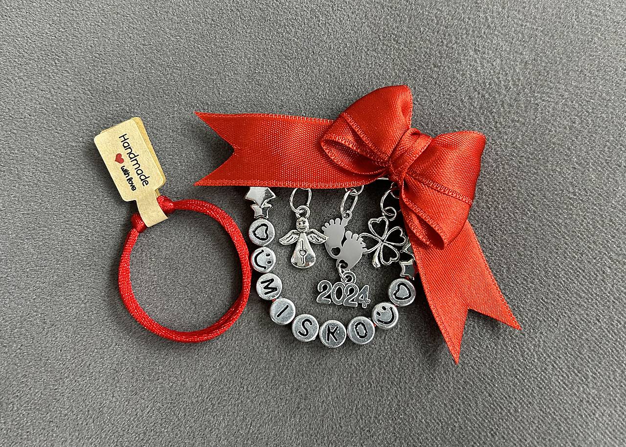 Set pre bábätko - mašlička proti urieknutiu na kočík s anjelikom, štvorlístkom, nožičkami, rokom a menom + náramok