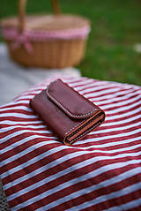 Peňaženky - Dámska kožená peňaženka (Bordová + mosadz ( biele prešívanie )) - 16483090_