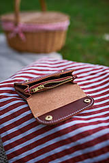 Peňaženky - Dámska kožená peňaženka (Bordová + mosadz ( biele prešívanie )) - 16483093_