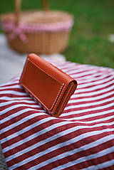 Peňaženky - Dámska kožená peňaženka (Oranžová + mosadz) - 16483108_