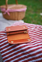 Peňaženky - Dámska kožená peňaženka (Oranžová + mosadz) - 16483109_
