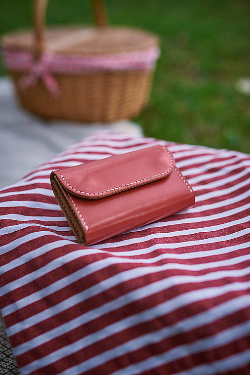 Peňaženky - Dámska kožená peňaženka (Červená ( podľa fotiek, nie sýta červená ) + mosadz ( prírodné doplnky )) - 16483098_