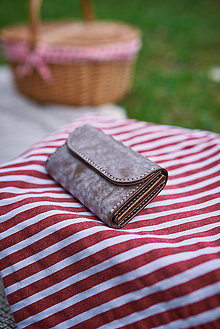 Peňaženky - Dámska kožená peňaženka (Hnedá ( biely vosk ) + mosadz ( biele prešívanie )) - 16483152_