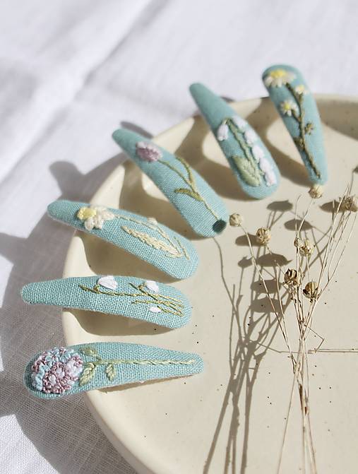 Ozdoby do vlasov - Voňavá jar v rozkvete - vyšívané ľanové sponky do vlasov. - 16483278_