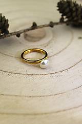 Prstene - prírodná perla prsteň v pozlátenej oceli - 16488699_