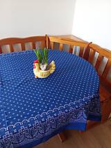 Úžitkový textil - Darček ku dňu matiek - dekoračný obrus folk modro - biely s bordúrou - 16487042_