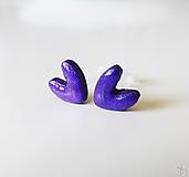 Náušnice - Perleťové fialové antialergické napichovacie náušnice srdiečka z polymérovej hmoty - 16490147_