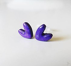 Náušnice - Perleťové fialové antialergické napichovacie náušnice srdiečka z polymérovej hmoty - 16490147_