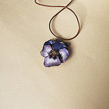 Náhrdelníky - Jarno-letný náhrdelník Fialka - maceška fialová | kvetinový prívesok | prírodné šperky | šperky z polymérovej hliny - 16491426_
