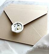 Papiernictvo - Ručne robená béžová obálka C6 z kvalitného 300 g papiera (300g) - 16492733_