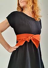 Šaty - Čierne mušelínové šaty s kontrastným opaskom tehlovej farby - 16494958_