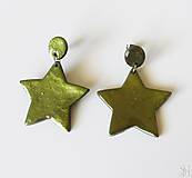 Náušnice - Zelené perleťové visiace náušnice hviezdy z polymérovej hmoty s chirurgickou oceľou - 16494203_
