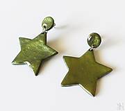 Náušnice - Zelené perleťové visiace náušnice hviezdy z polymérovej hmoty s chirurgickou oceľou - 16494217_