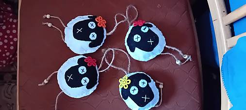 Dekorácie - Ovečka na zavesenie s kvetinkou - 16495647_