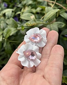 Náušnice - *White rosses & pink crystals* - 16495768_