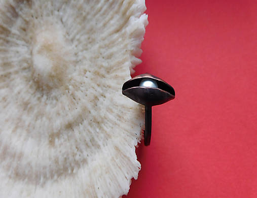 Měděný prstýnek -perlička v mušličce