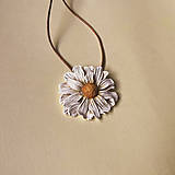 Náhrdelníky - Jarno-letný náhrdelník Harmanček | kvetinový prívesok | prírodné šperky | šperky z polymérovej hliny - 16494129_