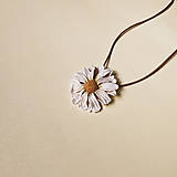 Náhrdelníky - Jarno-letný náhrdelník Harmanček | kvetinový prívesok | prírodné šperky | šperky z polymérovej hliny - 16494130_