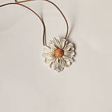 Náhrdelníky - Jarno-letný náhrdelník Harmanček | kvetinový prívesok | prírodné šperky | šperky z polymérovej hliny - 16494131_