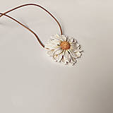 Náhrdelníky - Jarno-letný náhrdelník Harmanček | kvetinový prívesok | prírodné šperky | šperky z polymérovej hliny - 16494132_