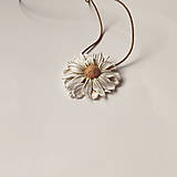 Náhrdelníky - Jarno-letný náhrdelník Harmanček | kvetinový prívesok | prírodné šperky | šperky z polymérovej hliny - 16494133_