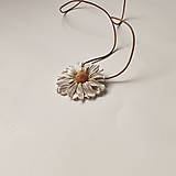 Náhrdelníky - Jarno-letný náhrdelník Harmanček | kvetinový prívesok | prírodné šperky | šperky z polymérovej hliny - 16494134_