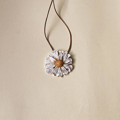 Jarno-letný náhrdelník Harmanček | kvetinový prívesok | prírodné šperky | šperky z polymérovej hliny