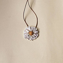 Náhrdelníky - Jarno-letný náhrdelník Harmanček | kvetinový prívesok | prírodné šperky | šperky z polymérovej hliny - 16494128_