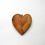 Náhrdelníky - Drevený prívesok - mirabelkové srdce - 16495554_