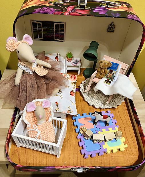 Čarovný kufrík s myškou a bábom