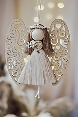 Dekorácie - Macramé anjelik s drevenými krídlami, naturálna biela - 16500739_