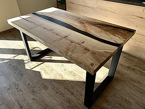 Nábytok - Jedálenský stôl z masívu jaseňa s čiernou matnou epoxidovou riekou. - 16500997_