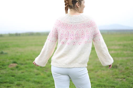PRIADKA pletený sveter s nórskym vzorom PINK LEAVES