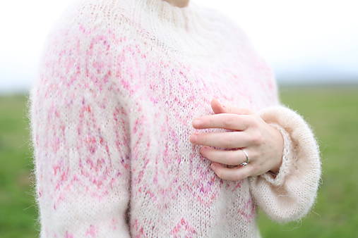 PRIADKA pletený sveter s nórskym vzorom PINK LEAVES