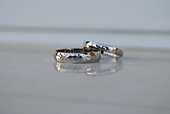 Prstene - Tepané obrúčky "po daždi" oblé (biele zlato) - 16505167_