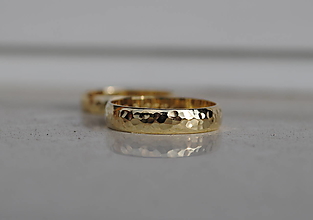 Prstene - Tepané obrúčky "po daždi" oblé (Zlatá) - 16505004_