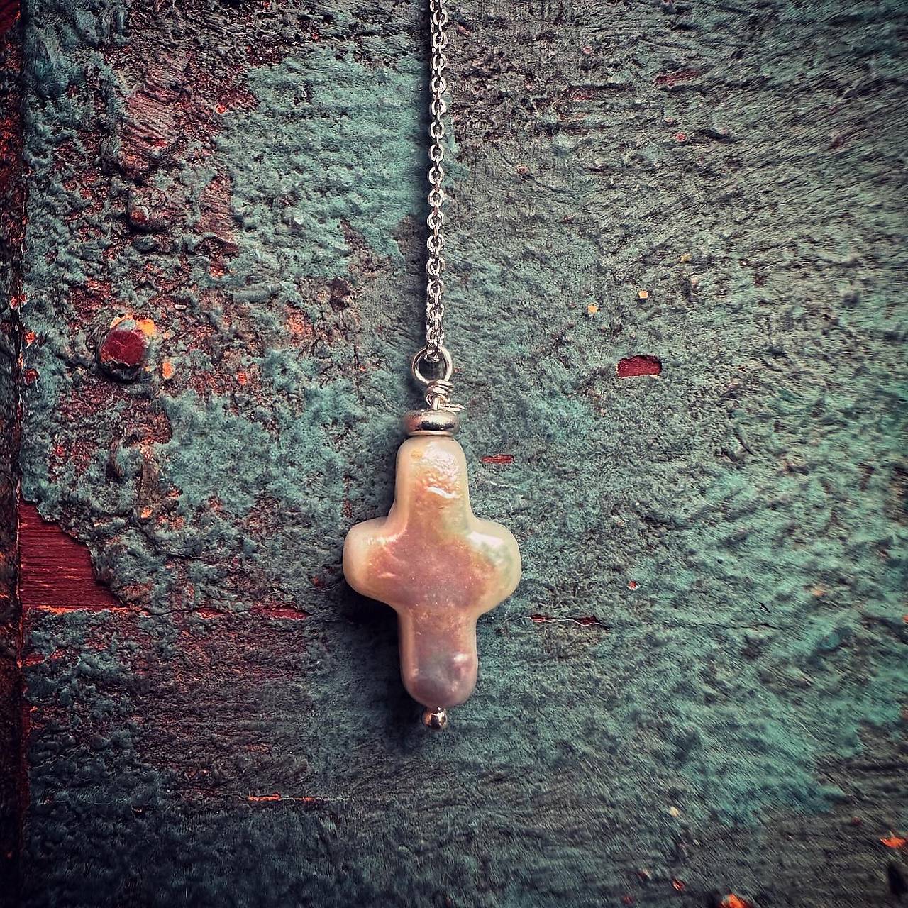 Strieborný náhrdelník s perlovým krížikom