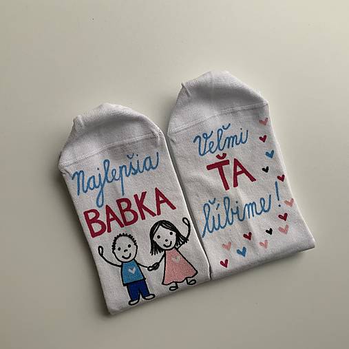 Maľované ponožky pre babku s nápisom: (“Najlepšia babka / Veľmi Ťa ľúbime” s postavičkami)