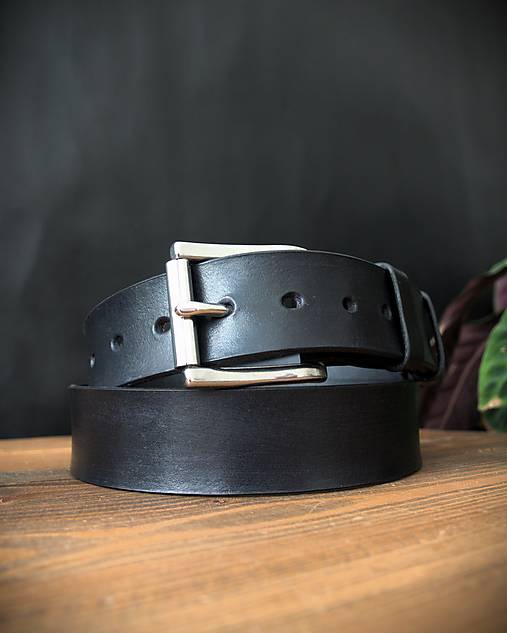 Pánske doplnky - Pánsky kožený opasok Black k rifliam so striebornou prackou - 16504389_