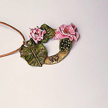 Náhrdelníky - Jarno-letný náhrdelník Lotosový kvet - zlatý kruh, Svádhišthána čakra | kvetinový prívesok | prírodné šperky - 16505153_