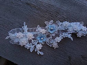 Spodná bielizeň - svadobný podväzok Ivory + modré čipkové kvety 28 - 16507129_