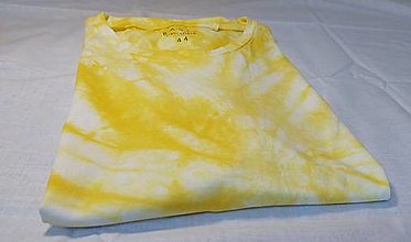 Topy, tričká, tielka - Batikované dámske tričko žlto-biele - 16506517_