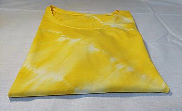 Topy, tričká, tielka - Batikované dámske tričko žlto-biele - 16506555_