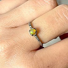 Prstene - Ethiopian Opal Silver Ring AG925 / Jemný strieborný prsteň s prírodným opálom E030 - 16509295_
