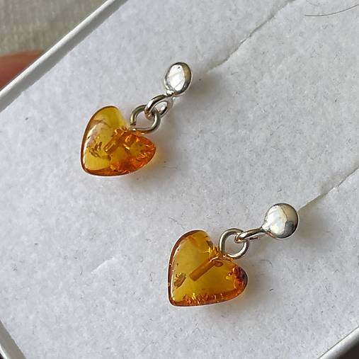 Baltic Amber Heart Earrings AG925 / Jemné strieborné náušnice s baltickým jantárom srdiečka E030