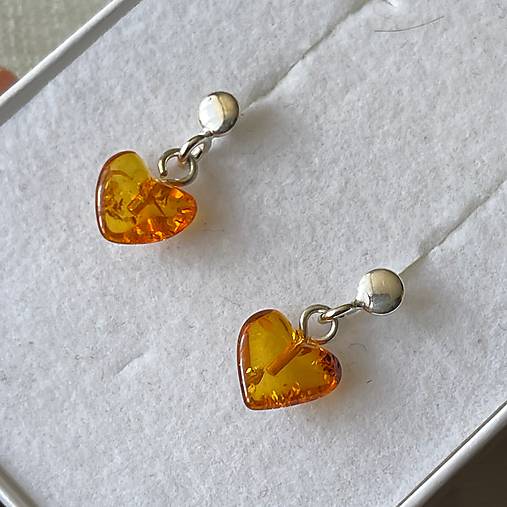 Baltic Amber Heart Earrings AG925 / Jemné strieborné náušnice s baltickým jantárom srdiečka E030