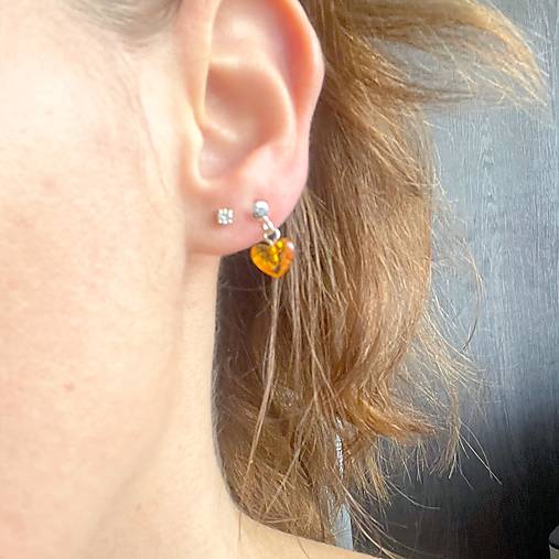 Baltic Amber Heart Earrings AG925 / Jemné strieborné náušnice s baltickým jantárom srdiečka E030